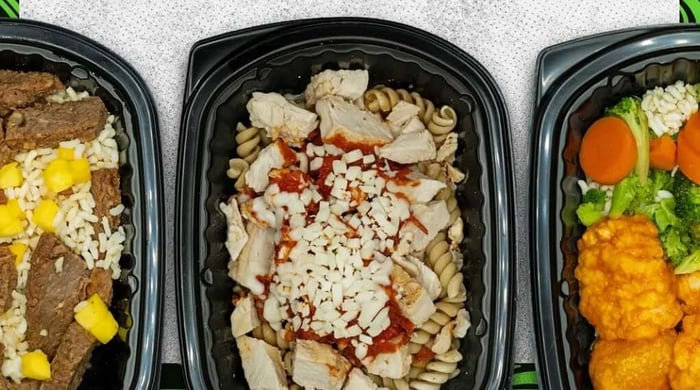 Best healthy meal selection featuring macro-balanced pasta, chicken, and vegetables in neatly portioned black meal prep containers