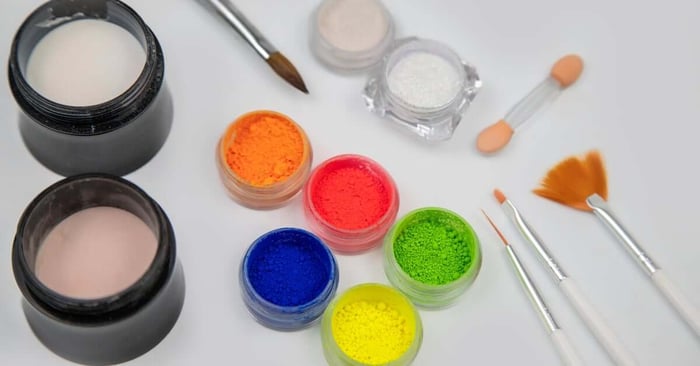 An overview of a set of tools for acrylic nail application and decoration of acrylic nails. There are five acrylic powders.