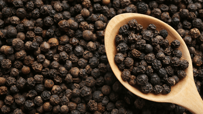 Getting to Know Black Pepper Essential Oil: Digestion, Cravings, and Warmth