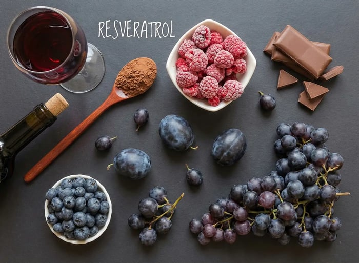 Natural food sources rich in resveratrol including red grapes, berries, and dark chocolate