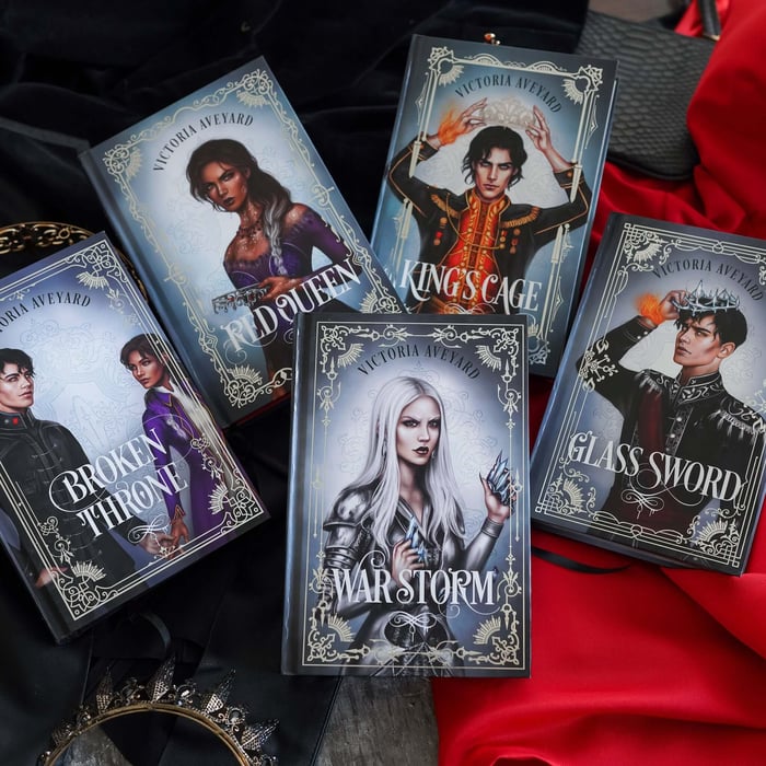 Red Queen Special Edition Box Set by Victoria Aveyard featuring moments and characters from the series.