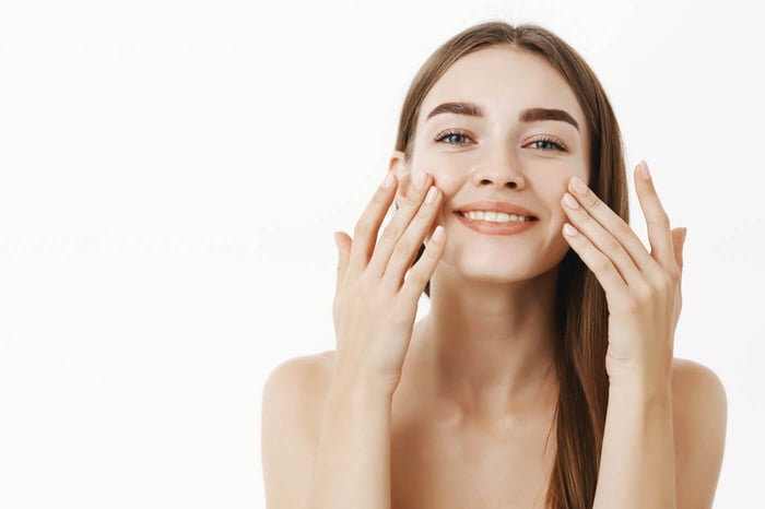Questo rimedio di bellezza super low cost ridarà freschezza al tuo viso stanco in meno di dieci minuti e con un solo ingrediente!
