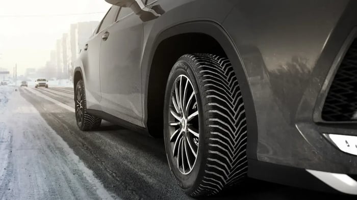 Pneu Michelin CrossClimate 2 sur une route en hiver.