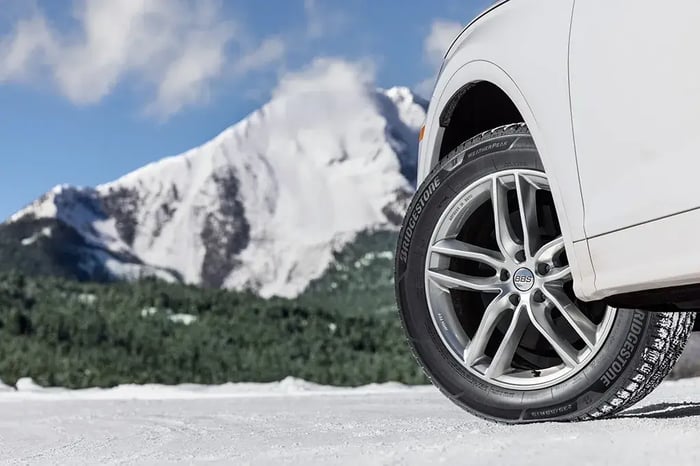 Pneu Bridgestone WeatherPeak chaussé en hiver.