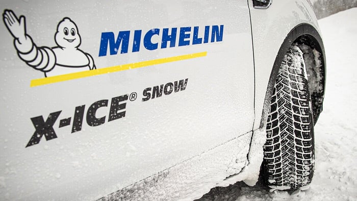 Vue du camion Michelin et du pneu Michelin X-Ice Snow neuf sur route