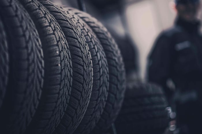 Bande de roulement de pneu de la saison d'hiver. Pneus de voiture neufs sur l'étagère