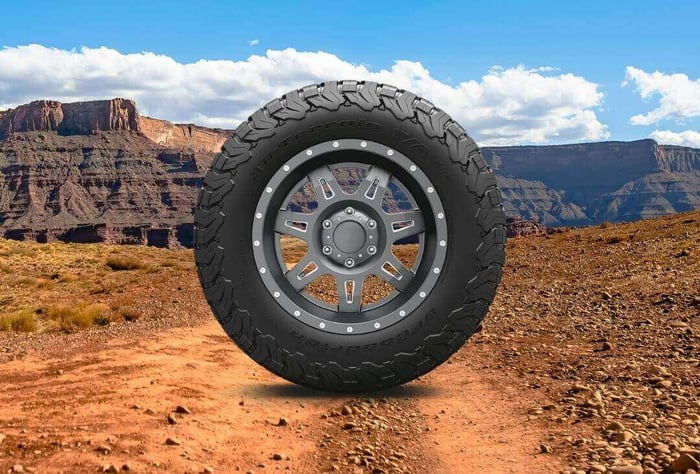 Grand pneu bfgoodrich tout-terrain KO2 sur un fond de paysage hors-route