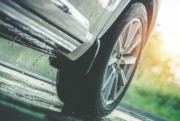 vue rapprochée d'un pneu sous la pluie