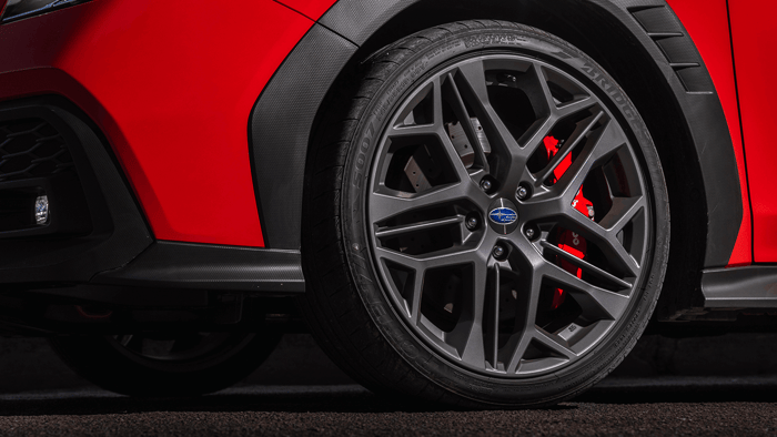 Bridgestone Potenza S007 : Le point commun entre Subaru et Aston Martin