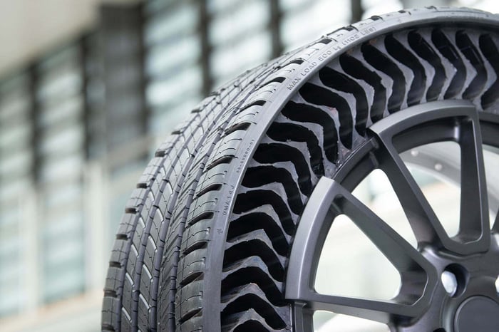 Le Michelin Uptis : un pneu sans air increvable