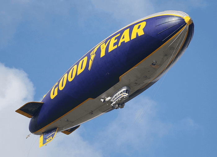 Regardez en haut, c’est GoodYear!