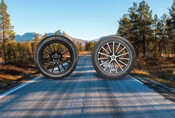 Comparaison complète du pneu Pirelli Ice Zero Asimmetrico vs le Michelin X-Ice Snow