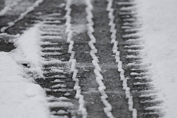 Pourquoi les pneus d’hiver mordent mieux