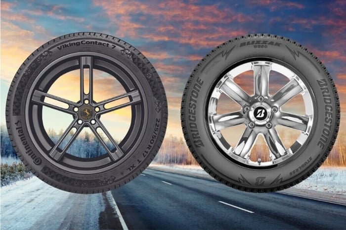 Continental Viking Contact 7 vs Bridgestone Blizzak WS90 sur fond d'une route pendant l'hiver
