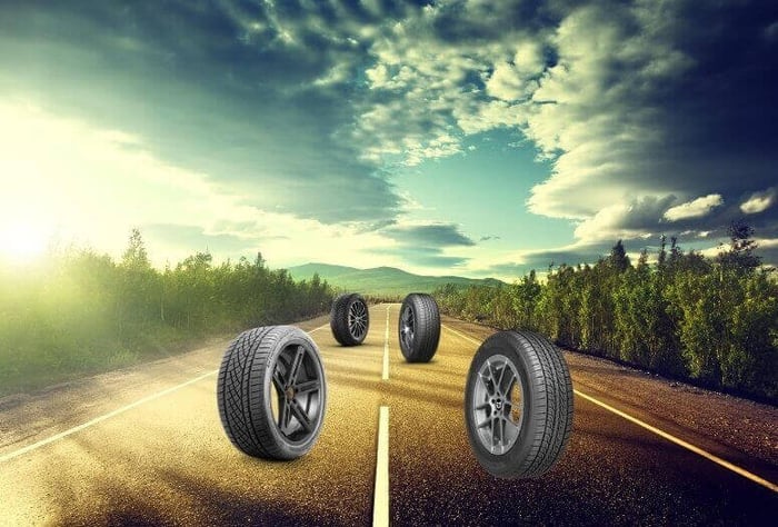 Quatre des meilleurs pneus 4 saisons roulant sur la route