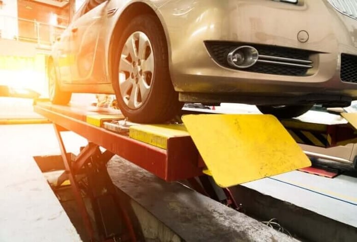 Une voiture dans un garage est prêt à faire aligner ses roues