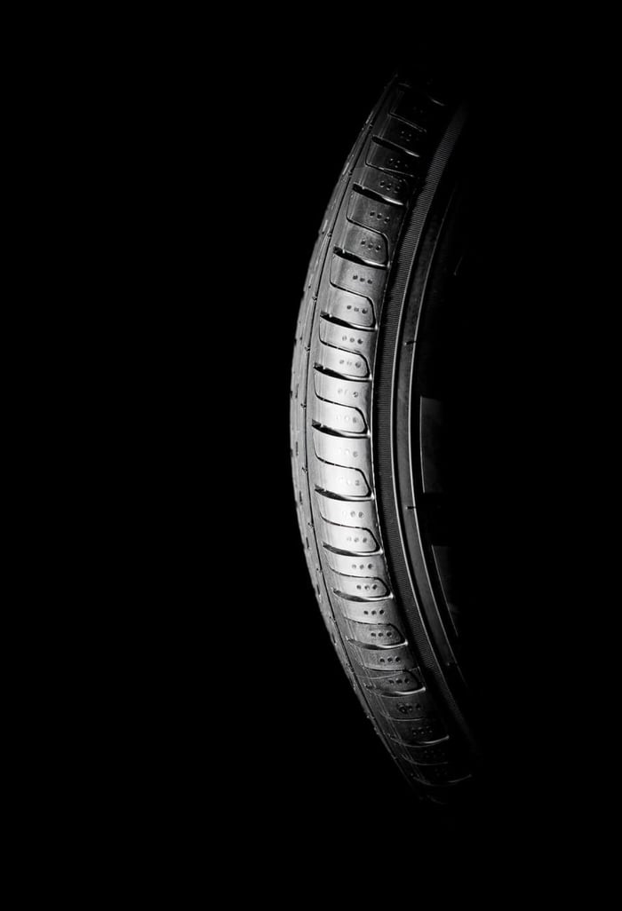 Bande de roulement d'un pneu clouté sur un fond noir