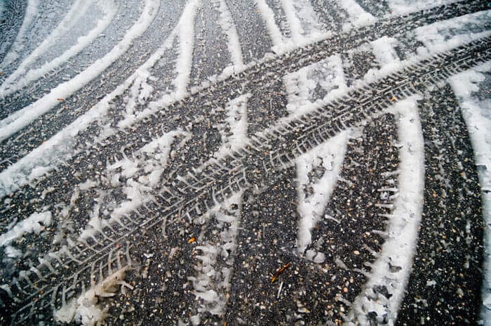 trace de pneus dans une fine couche de neige
