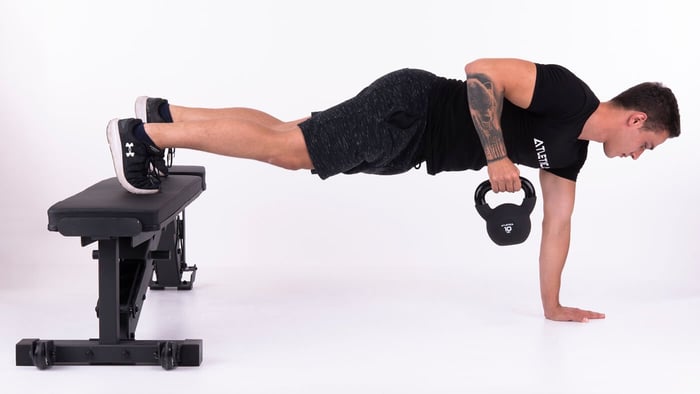 Liegestütze mit Kettlebell und Hantelbank