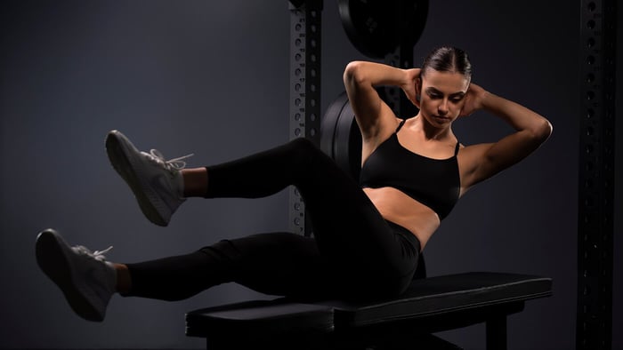 Crunches auf der Hantelbank