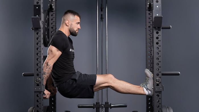Workout im Home Gym am Power Rack