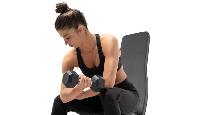 Trainingsbank: Workout mit Kurzhanteln