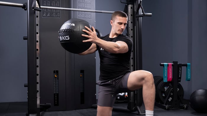 Lunges mit Medizinball
