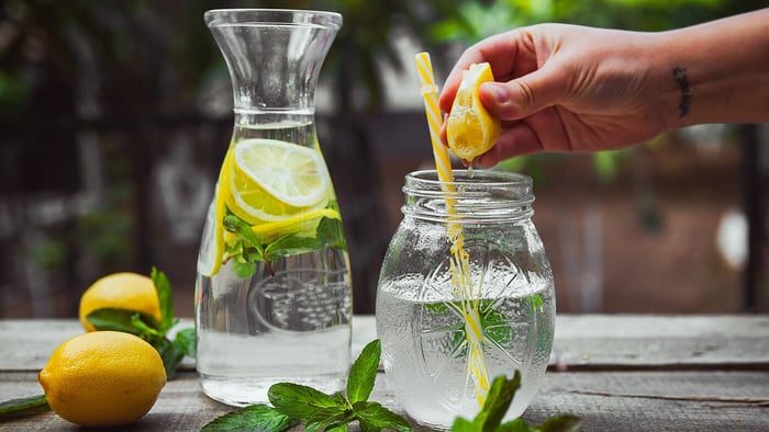 Wasser mit Zitronen