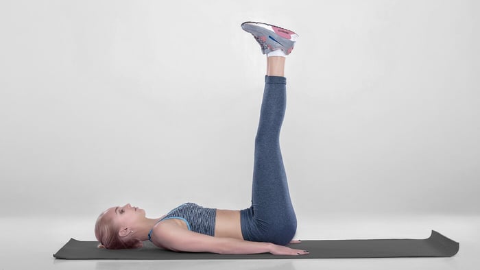Leg Raises auf der Matte