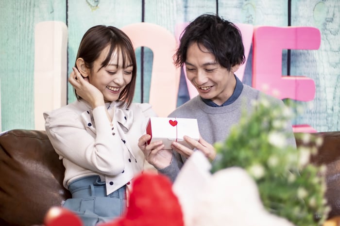 カップルがプレゼントを渡す様子