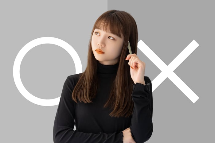 考え込んでいる女性