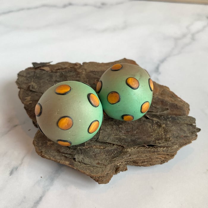 Skinner blend green polymer clay bead with skinner blend dots
