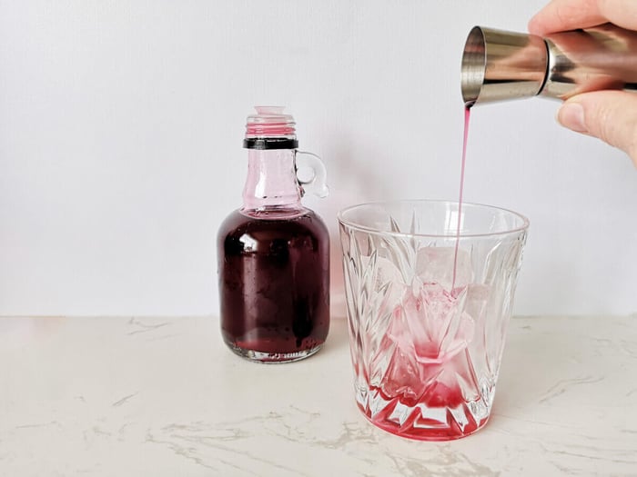 simple tea syrup pouring
