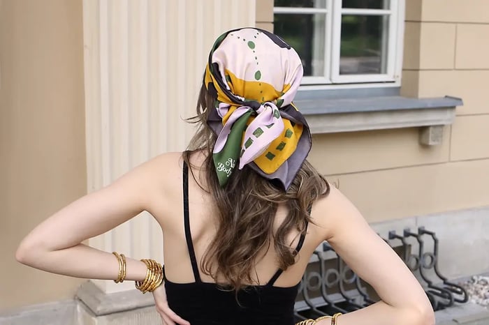 JAK ZAWIĄZAĆ TURBAN Z KWADRATOWEJ APASZKI?