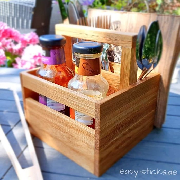 Stolzer Blick auf den selbstgebauten Easy-Sticks Grillbutler, ein gelungenes DIY-Projekt aus Holzklötzchen.
