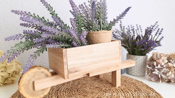 DIY Anleitung: Schubkarre aus Bastelholz