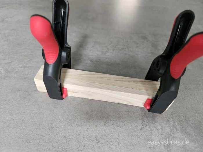 dicke Holzklötzchen kleben