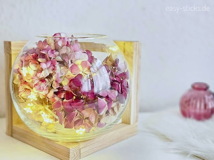 Variante 1 - beleuchtete Glaskugelvase im Deko-Ständer