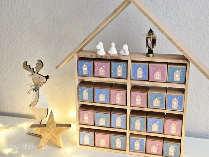 Adventskalender in Hausform, fertig gefüllt.