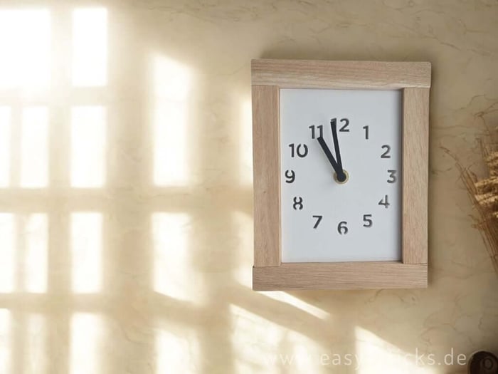 DIY Uhr aus Keraflott an der Wand hängend