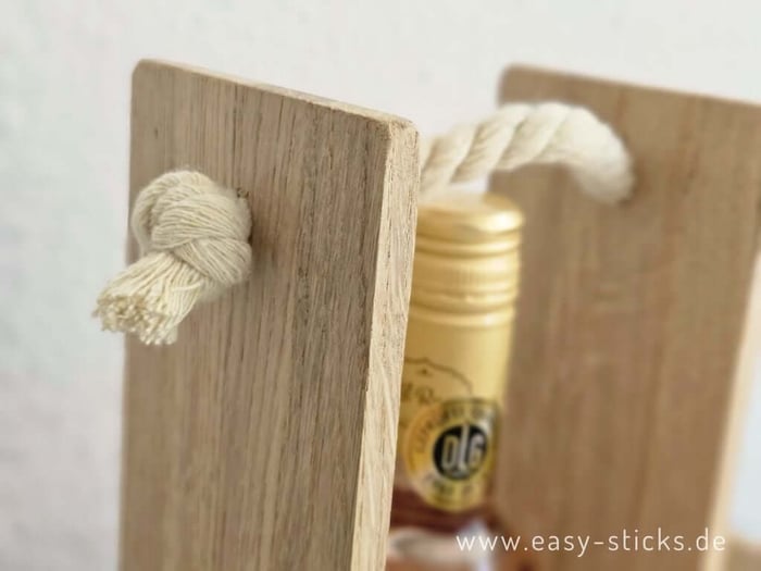 Dekorative Kordel am Flaschenhalter aus Holz