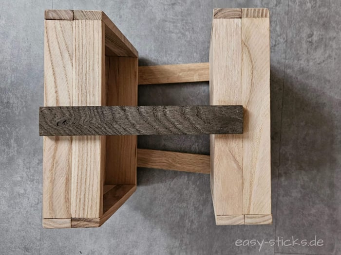 2 Kisten werden zum Regal mit Easy-Sticks verbunden