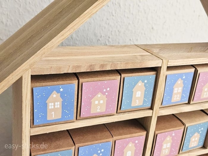 Nahansicht des Adventskalenderhauses aus Easy-Sticks