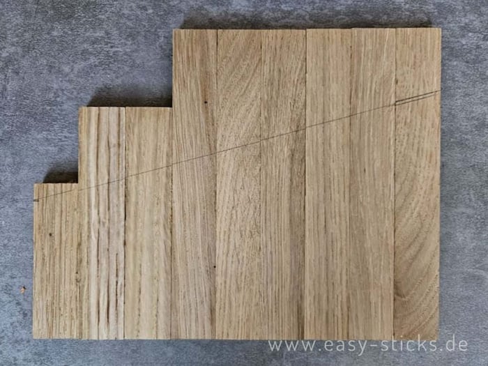 Sägelinie auf Holzklötzchen zeichnen