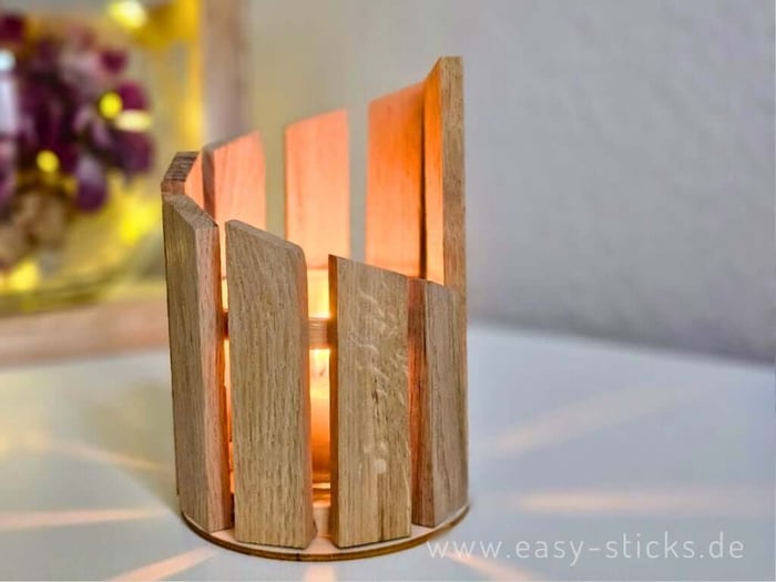 So schön verteilt sich das Licht im Teelichthalter aus Easy-Sticks