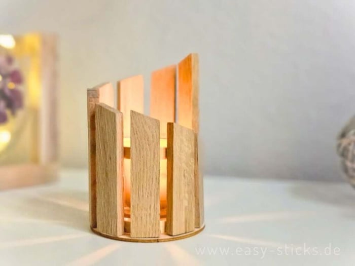 Moderner Teelichthalter aus Easy-Sticks fertig gebastelt und beleuchtet