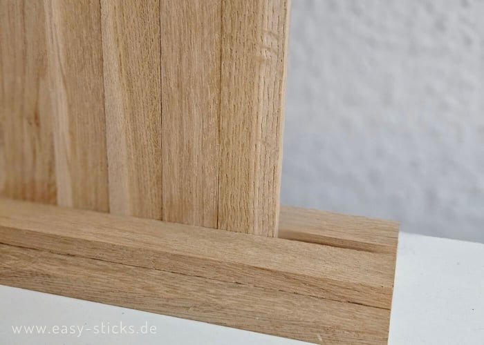 Nahansicht Holzplatte im Ständer
