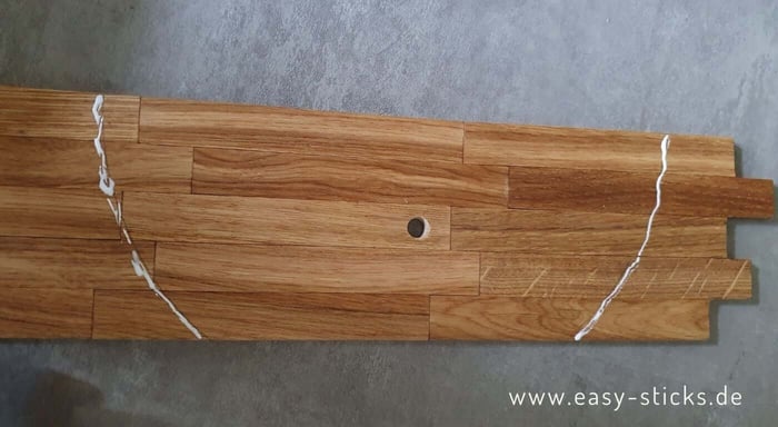 Markierte Position des Rings mit Holzleim bestreichen