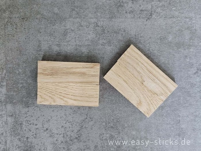 Gekürzte Easy-Sticks werden zu kleinen Halteplatten zusammengeklebt, passend zur Glasflasche