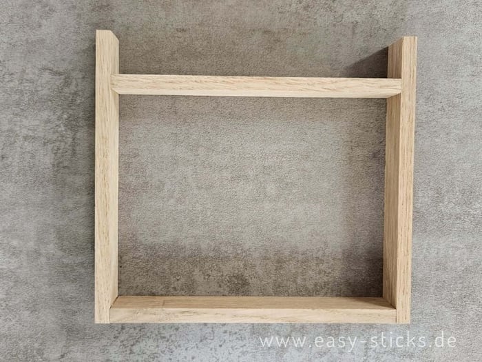Zwei seitliche Easy-Sticks mit einer Querstrebe bilden das Grundgerüst der DIY Pflanzenvermehrungsstation